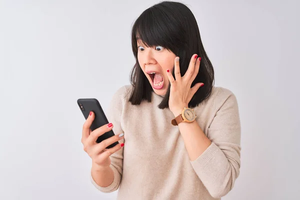 Młoda Piękna Chińska Kobieta Pomocą Smartfona Stojącego Nad Odizolowanym Białym — Zdjęcie stockowe