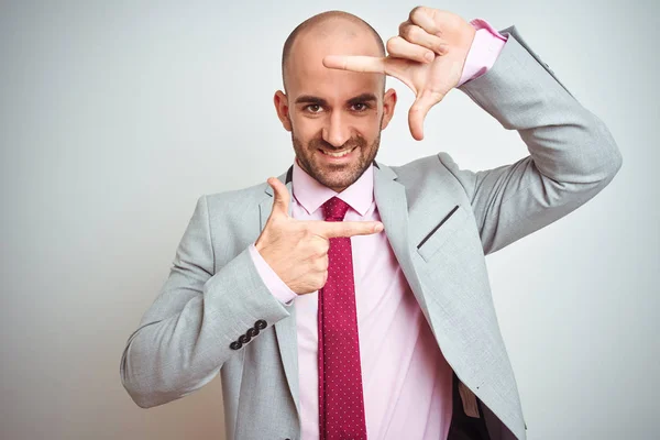 Jonge Zakenman Pak Paarse Das Geïsoleerde Achtergrond Lachende Maken Frame — Stockfoto