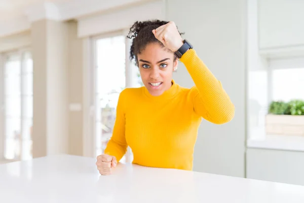 Bella Donna Afro Americana Con Capelli Afro Indossa Maglione Giallo — Foto Stock