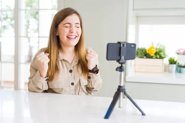 Όμορφη Νεαρή Γυναίκα Κάνει Online Βιντεοκλήση Χρησιμοποιώντας Κάμερα Smartphone Πολύ — Φωτογραφία Αρχείου