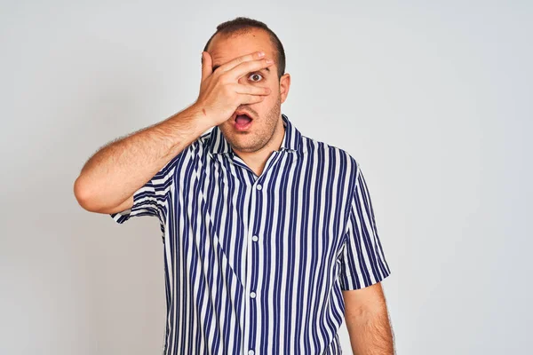 Giovane Uomo Che Indossa Camicia Righe Blu Piedi Sopra Isolato — Foto Stock