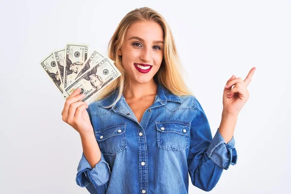 Ung Vacker Blond Kvinna Som Håller Dollar Stående Över Isolerad — Stockfoto
