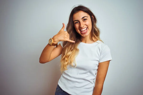Junge Schöne Frau Trägt Legeres Weißes Shirt Über Isoliertem Hintergrund — Stockfoto