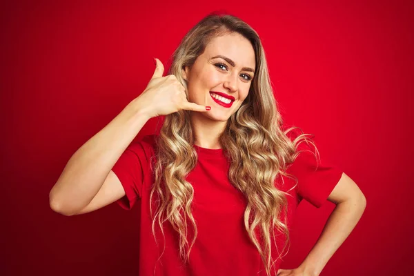 Junge Schöne Frau Mit Einfachem Shirt Die Über Rotem Isoliertem — Stockfoto