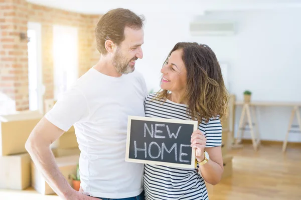 Casal Sênior Meia Idade Mudando Para Uma Nova Casa Sorrindo — Fotografia de Stock