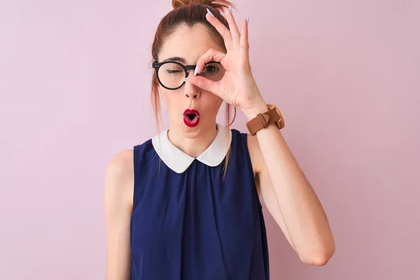 Mulher Ruiva Com Pigtail Vestindo Vestido Elegante Óculos Sobre Fundo — Fotografia de Stock