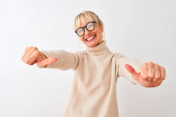 白地にタートルネックのセーターと眼鏡を身に着けている中年の女性は 手で積極的なジェスチャーを行うことを承認し 親指を上げて笑顔と成功のために幸せ 勝者のジェスチャー — ストック写真