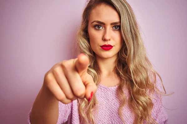 아름다운 여인이 스웨터 색외진 카메라를 손가락을 가리키며 앞에서 보이는 적극적 — 스톡 사진