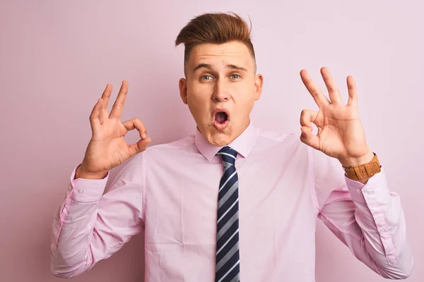 Jovem Empresário Bonito Vestindo Camisa Gravata Sobre Fundo Rosa Isolado — Fotografia de Stock