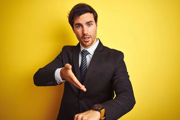 Fiatal Jóképű Üzletember Öltönyt Nyakkendőt Visel Elszigetelt Sárga Háttér Felett — Stock Fotó