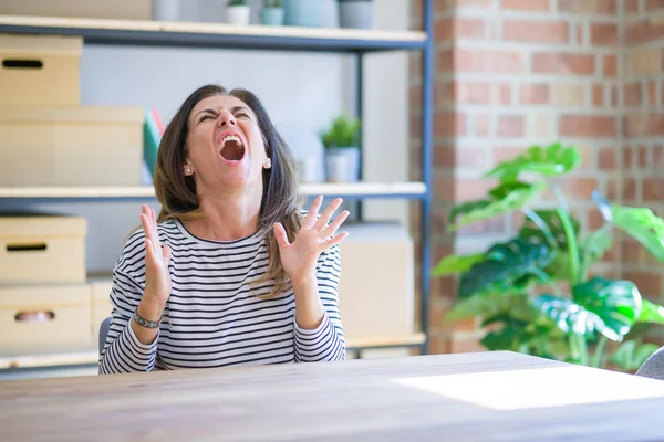 Eldre Middelaldrende Kvinne Sitter Ved Bordet Gal Gal Roper Skriker – stockfoto