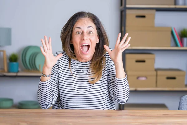 Seniorin Mittleren Alters Sitzt Hause Tisch Und Feiert Verrückt Und — Stockfoto