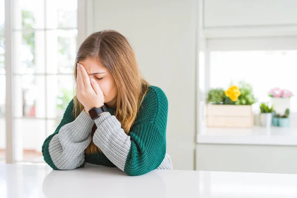 아름답고 체구가 여자가 가벼운 줄무늬 스웨터를 눈물을 흘리면서 손으로 얼굴을 — 스톡 사진