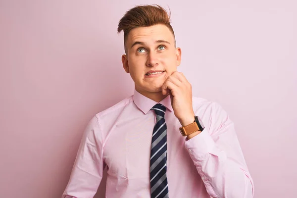 Fiatal Jóképű Üzletember Pólóban Nyakkendőben Áll Elszigetelt Rózsaszín Háttér Gondolkodás — Stock Fotó