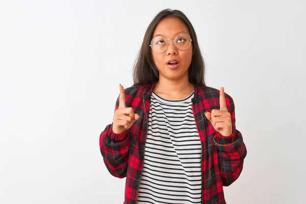 Ung Kinesisk Kvinna Bär Shirt Jacka Och Glasögon Över Isolerade — Stockfoto