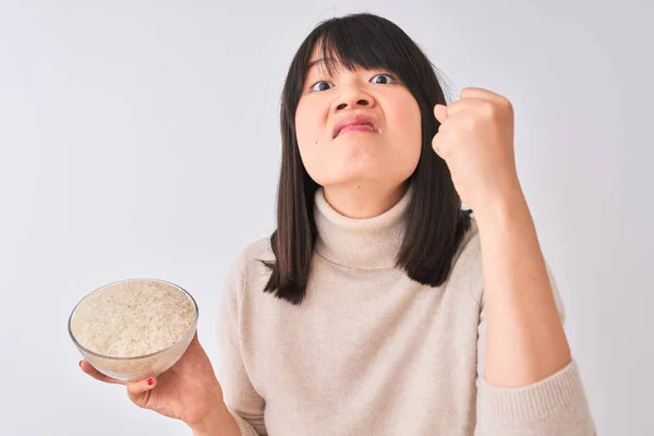 Joven Hermosa Mujer China Sosteniendo Tazón Con Arroz Sobre Fondo — Foto de Stock