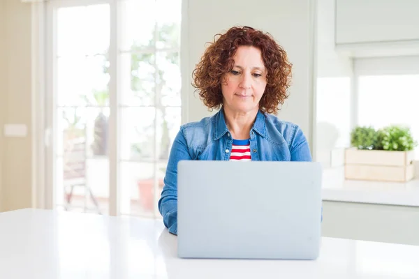 Mujer Mayor Que Trabaja Con Computadora Portátil Con Una Expresión —  Fotos de Stock