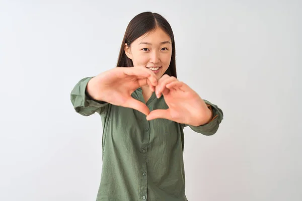 Jonge Chinese Vrouw Draagt Casual Groene Shirt Staan Geïsoleerde Witte — Stockfoto