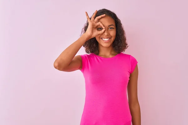 Jovem Brasileira Vestindo Camiseta Sobre Fundo Rosa Isolado Fazendo Gesto — Fotografia de Stock