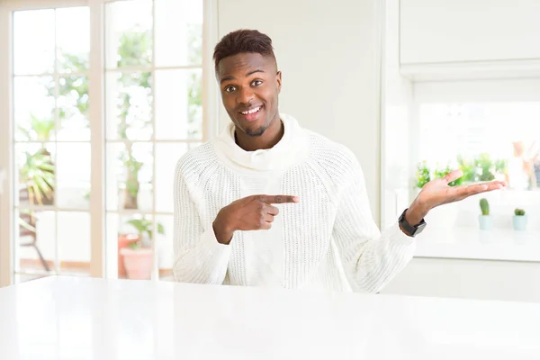Красивий Афроамериканець Людини Білій Таблиці Вражені Посміхаючись Камери Поданні Рукою — стокове фото