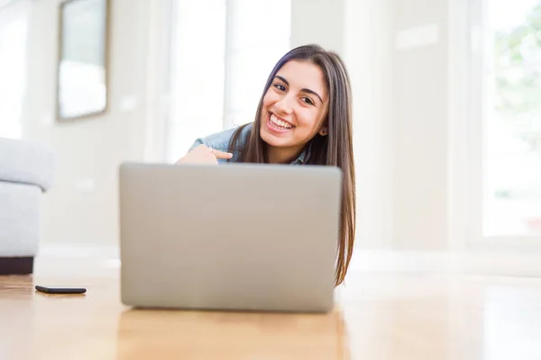 Vacker Ung Kvinna Golvet Med Hjälp Laptop Med Överraskning Ansikte — Stockfoto