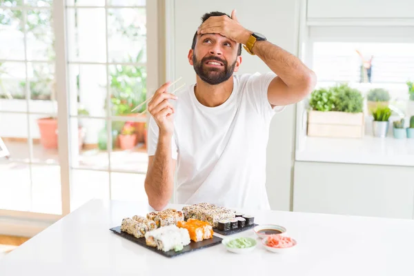 Hombre Hispano Guapo Comiendo Sushi Asiático Usando Palillos Estresados Con — Foto de Stock