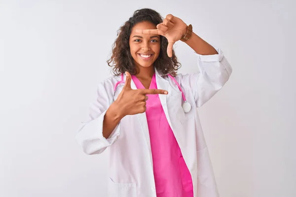 Fiatal Brazil Doktornő Sztetoszkópot Visel Elszigetelt Fehér Háttér Felett Áll — Stock Fotó