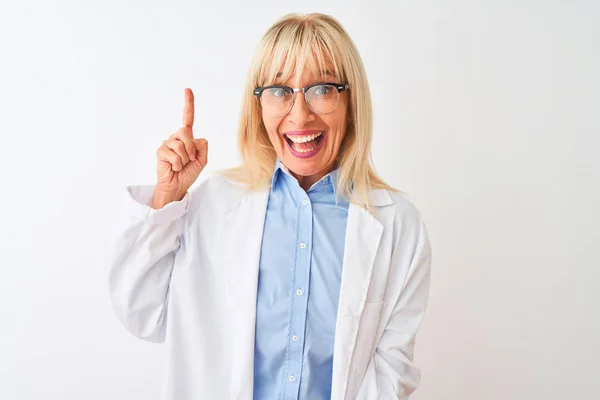 Middelbare Leeftijd Wetenschapper Vrouw Met Een Bril Staan Geïsoleerde Witte — Stockfoto