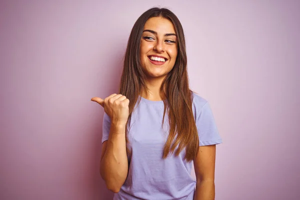 Joven Hermosa Mujer Con Camiseta Casual Pie Sobre Fondo Rosa —  Fotos de Stock