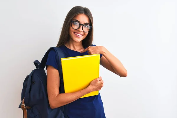 Mladá Studentka Nosí Batoh Brýle Drží Knihu Přes Izolované Bílé — Stock fotografie