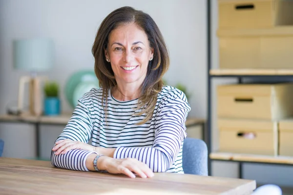 Femme Âgée Âge Moyen Assis Table Maison Avec Sourire Heureux — Photo