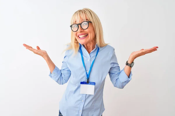 Gözlük Takan Orta Yaşlı Bir Kadını Izole Edilmiş Beyaz Arka — Stok fotoğraf