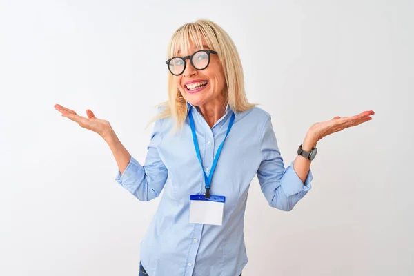 Middelbare Leeftijd Zakenvrouw Het Dragen Van Een Bril Kaart Geïsoleerde — Stockfoto