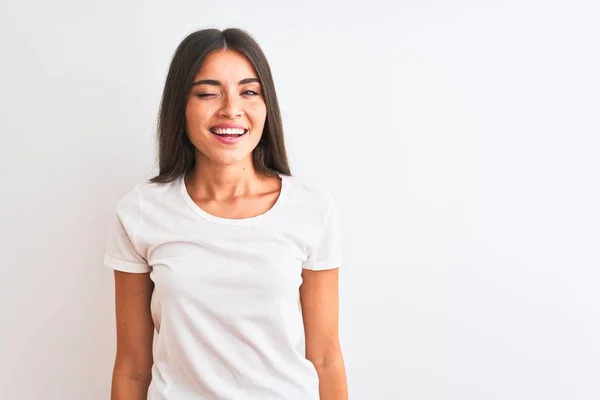 Jovem Mulher Bonita Vestindo Camiseta Casual Sobre Fundo Branco Isolado — Fotografia de Stock