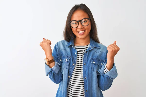 Junge Chinesin Jeanshemd Und Brille Über Isoliertem Weißem Hintergrund Sehr — Stockfoto