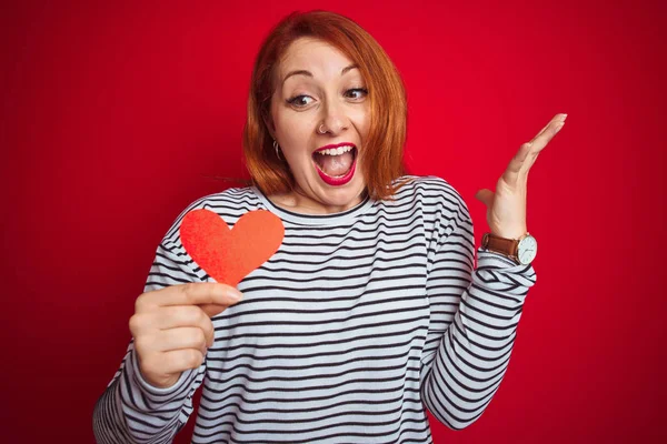 Bella Rossa Donna Romantica Che Tiene Cuore Piedi Sfondo Rosso — Foto Stock