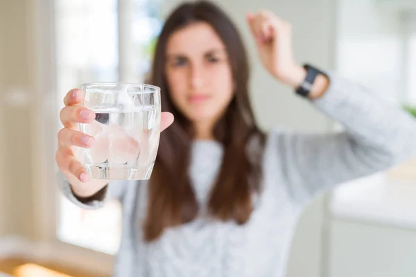 Belle Jeune Femme Buvant Verre Eau Fraîche Agacée Frustrée Criant — Photo