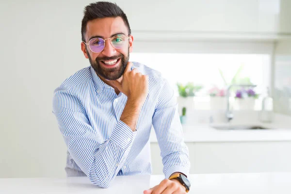 Knappe zakelijke man het dragen van een bril en glimlachend vrolijk met — Stockfoto