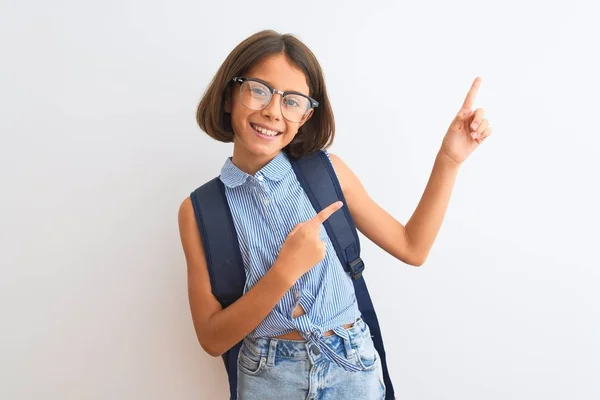 Menina Estudante Bonita Usando Mochila Óculos Sobre Fundo Branco Isolado — Fotografia de Stock