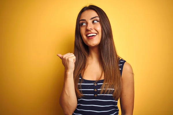 Junge Schöne Frau Gestreiftem Shirt Vor Isoliertem Gelben Hintergrund Lächelnd — Stockfoto