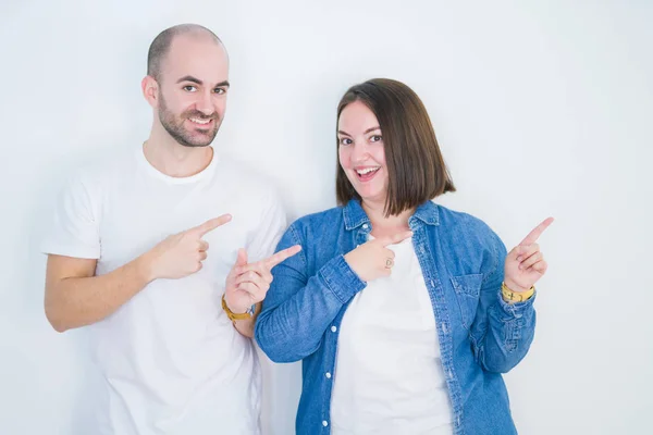 Jovem Casal Juntos Sobre Fundo Isolado Branco Sorrindo Olhando Para — Fotografia de Stock