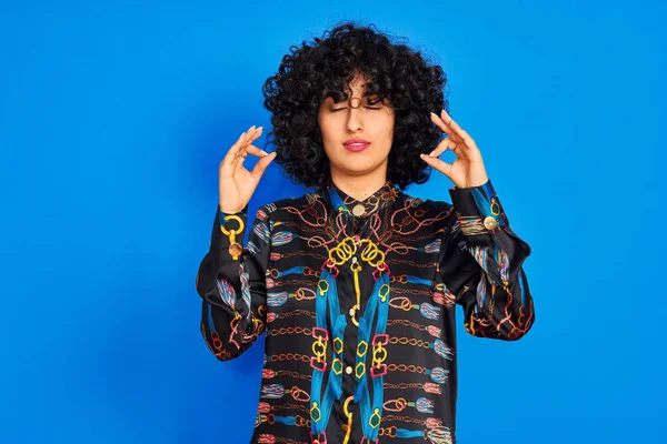 Young Arab Woman Curly Hair Wearing Colorful Shirt Isolated Blue — Stock Photo, Image