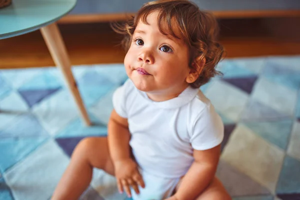 Schönes Kleines Mädchen Mit Weißem Shirt Das Auf Dem Teppich — Stockfoto