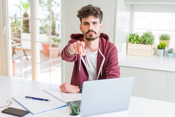 Joven Estudiante Usando Ordenador Portátil Portátil Apuntando Con Dedo Cámara — Foto de Stock