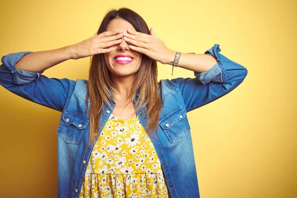 Jovem Mulher Bonita Sobre Amarelo Fundo Isolado Cobrindo Olhos Com — Fotografia de Stock