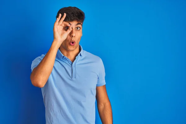 Homem Indiano Jovem Vestindo Pólo Casual Sobre Fundo Azul Isolado — Fotografia de Stock