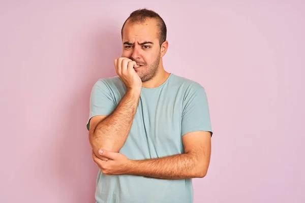 Hombre Joven Con Una Camiseta Casual Azul Pie Sobre Fondo — Foto de Stock