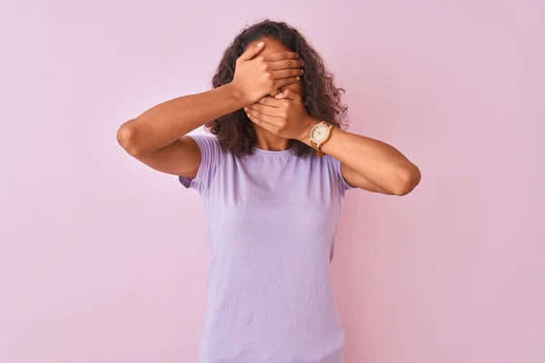 Jonge Braziliaanse Vrouw Shirt Die Een Geïsoleerde Roze Achtergrond Staat — Stockfoto