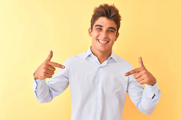 Junger Gutaussehender Geschäftsmann Der Elegantes Hemd Über Isoliertem Gelben Hintergrund — Stockfoto