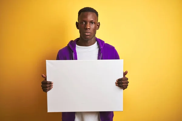 Homme Afro Américain Tenant Bannière Debout Sur Fond Jaune Isolé — Photo